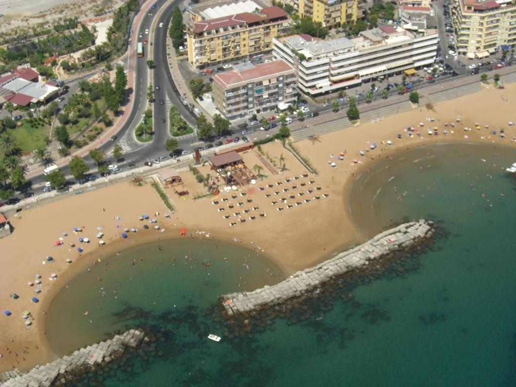 Affitti Brevi- Mediterraneo โครโตเน ภายนอก รูปภาพ
